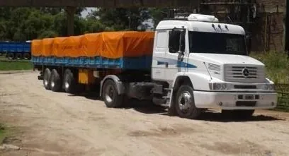 Camión semi con acoplado para cargas grandes y larga distancia