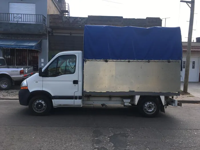 Camioneta con caja y lona para fletes medianos
