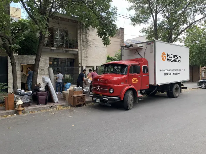 Mudanza en plena carga en una vereda de Rosario